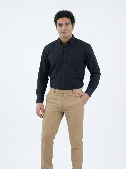 Camisa Formal Negra Manga Larga y Pantalón Dril Beige Hombre | Uniforme Profesional